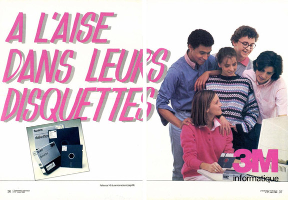Publicité 3M montrant un groupe de jeunes autour d’un ordinateur. Slogan: « À l’aise dans leurs disquettes ».
