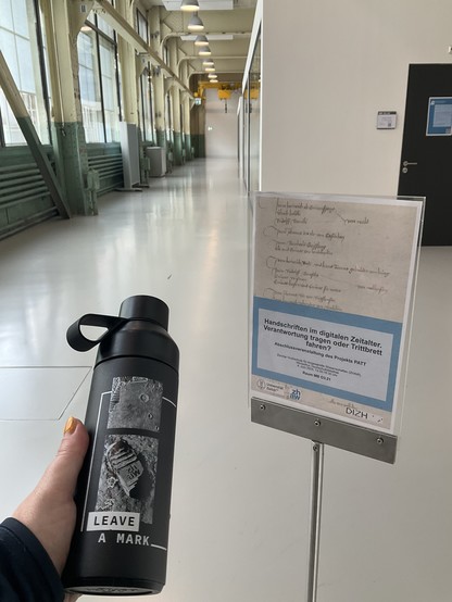 Flur in altem Industriegebäude, Wegweiser zum event, Flasche mit ZHAW Digital Logo „Leave a mark“