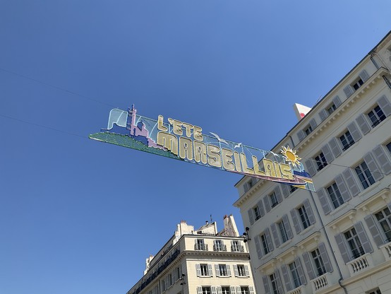 Banner vor blauem Himmel „L'ete marseillaise“