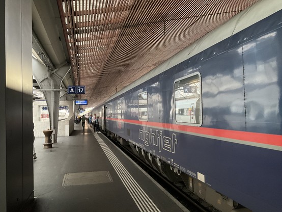 blauer Nachtzug Nightjet am Bahnsteig in Zürich 