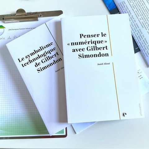 Photo de deux livres sur un bureau: «Le symbolisme technologique de Gilbert Simondon» et «Penser le ‹numérique› avec Gilbert Simondon», tous les deux par Jamil Alioui.