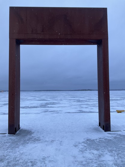 Eisenkonstruktion mit Durchblick aufs zugefrorene Wasser