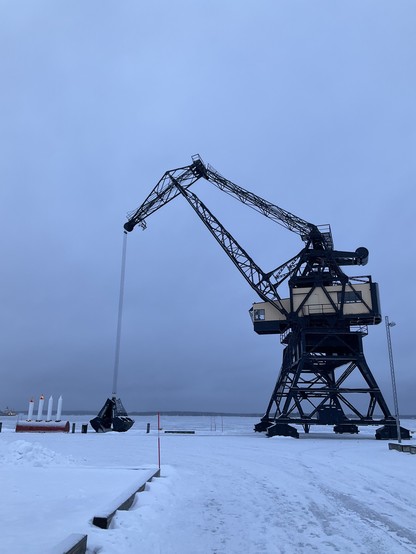 Schwarzer Hafenkran. 4 Adventskerzen, 2 davon brennen 