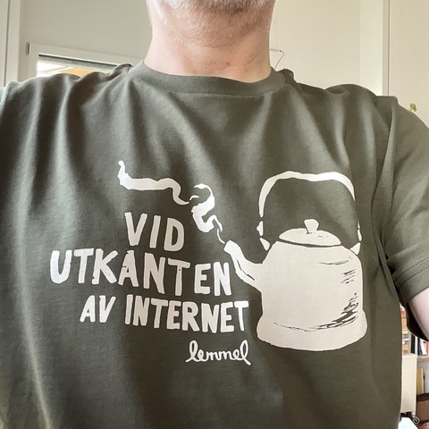 T-shirt with the text: “VID UTKANTEN AV INTERNET” (Swedish for: “at the outskirts of the Internet”)