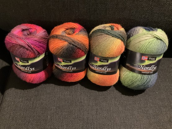 4 Knäuel nordlys-Wolle in Polarlichtfarben