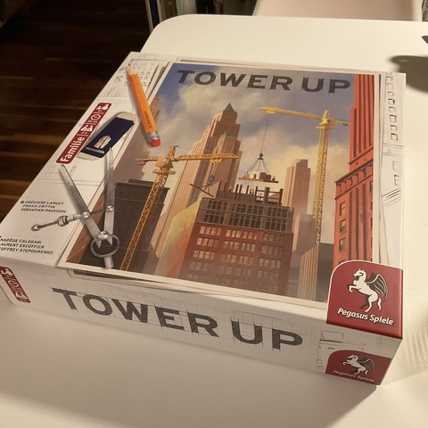 Schachtel vom Spiel „Tower Up“: Wolkenkratzer und Kräne