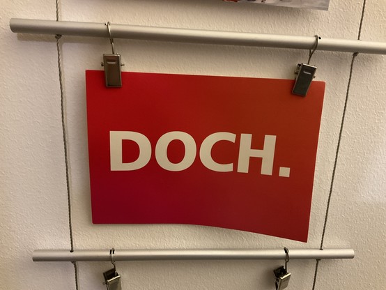 rote Postkarte mit gross in weisser Schrift 

DOCH.