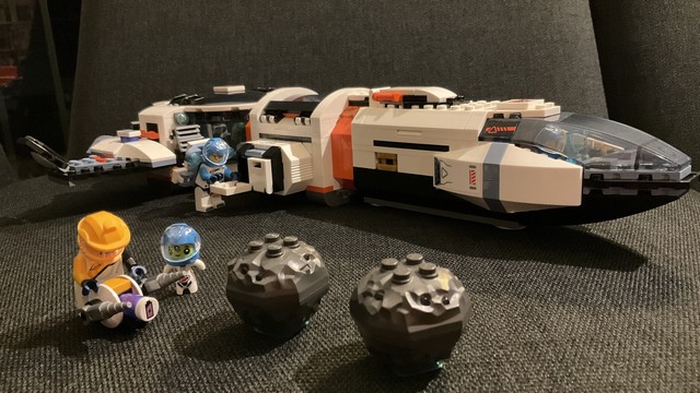 Photo of the Lego Modular Galactic Spaceship (60446) with three astronauts, one of whom is an extraterrestrial.