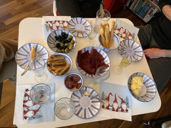 Bollhagen-Schüsseln und Teller mit Apéro-Zügs, Sekt- und Wassergläser 