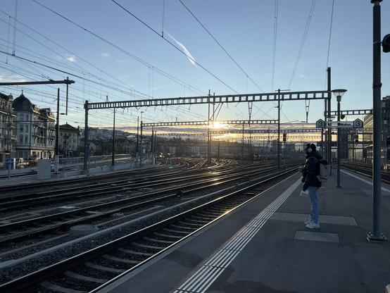 Sun above railway facilities (Renens, VD)