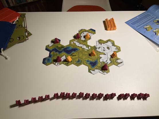 tile placing finished, vikings prepare to occupy the land, red still as one line, yellow as phalanx