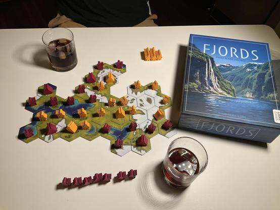 finish: red wins and could place more vikings. also featuring the box and two glases of dark colored liquid (Rum-Cola and Whisky-Cola)